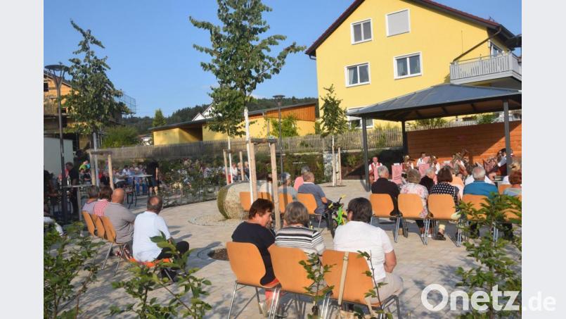 Tolles Ambiente. Premiere und erste Veranstaltung am neuen Bechtsriether Dorfplatz. Bild: fz