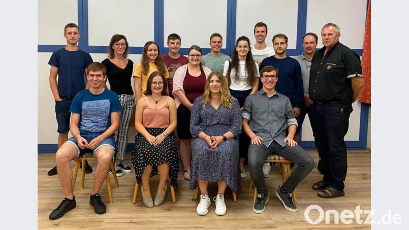 Die Bereitschaft, Ämter zu übernehmen, ist in der KLJB groß. Annalena Schauer und Thomas Ebner (vorne Erster und Zweite von rechts) haben den Vorsitz, ihre Stellvertreter sind (vorne von links) sind David Rötzer und Tina Ebner. Im Bild das neue Vorstandsteam zusammen mit dem Jugendbeauftragten Matthias Dirnberger und Gemeindevertreter Wolfgang Niebauer. Bild: Laura Brandl/exb