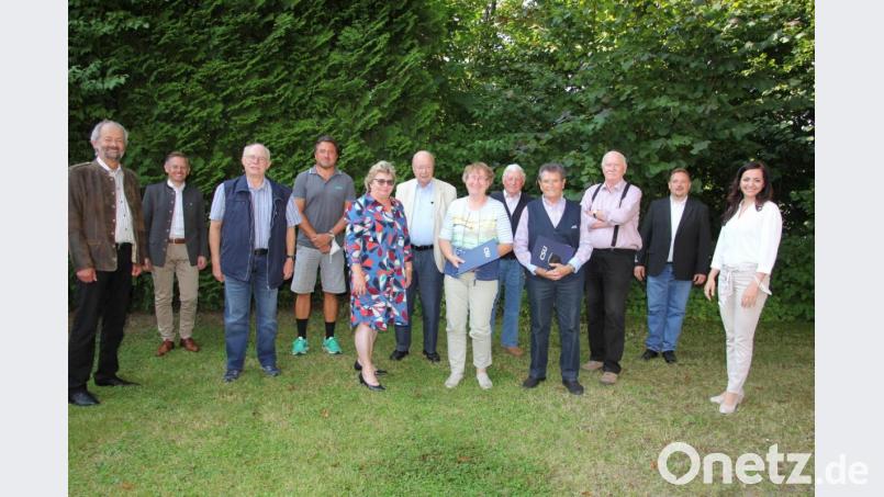 Die CSU ehrte auch langjährige Mitglieder. Von links: Helmut Härtl, Kreisvorsitzender Tobias Reiß, Rudolf Götz, Stefan Müller, Lieselotte Hegen, Franz Meichner, Evi Daubenmerkl, Reinhard Köllner, Josef Drexler, Wolfgang Erhart, Mario Rabenbauer und Bürgermeisterin Margit Bayer. Bild: kro
