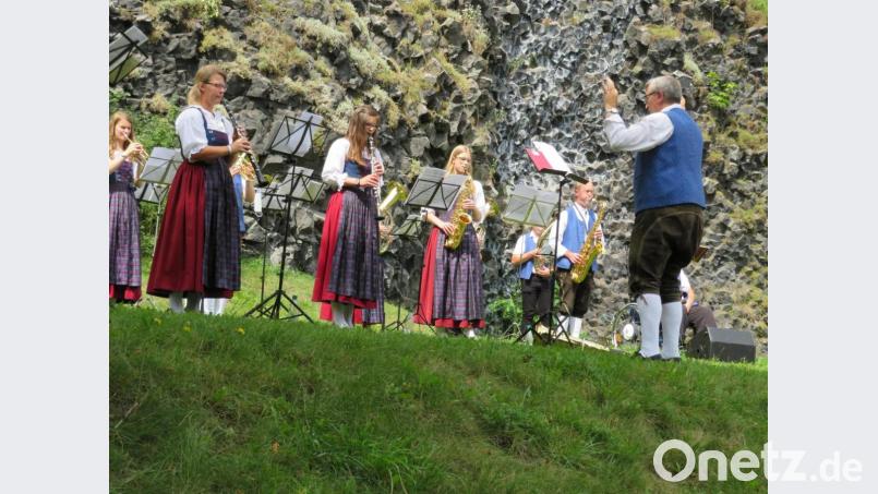 Mit viel Musik unterhalten die Gruppen der Jugendblaskapelle Parkstein die Zuhörer an den beiden Musiktouren am Samstag. Bild: adj