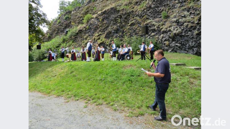 Mit viel Musik unterhalten die Gruppen der Jugendblaskapelle Parkstein die Zuhörer an den beiden Musiktouren am Samstag. Hier an der Basaltwand. Bild: adj
