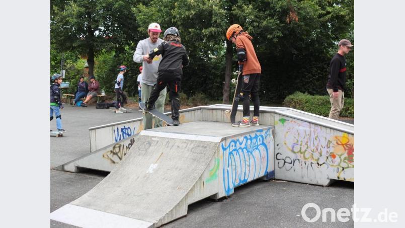 Kursleiter Maxi Reis und Walter Krämer geben Hilfestellung an der Rampe. Bild: Petra Thomas/SPD Erbendorf-Wildenreuth/exb