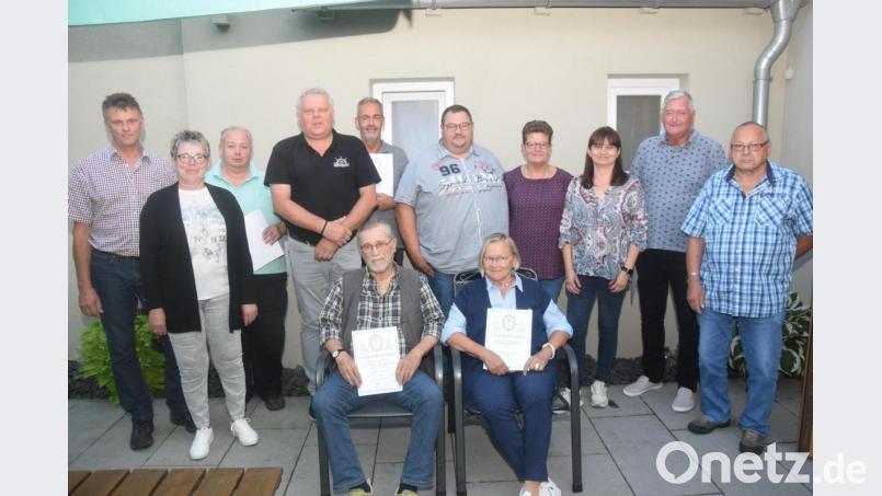 Ehrungen beim OWV. Peter Staniczek wurde für 50 Jahre und seine Frau Elisabeth (sitzend) für 40 Jahre geehrt. Josef Wittmann (hinten, Dritter von links) ebenfalls für 40 Jahre. Bild: fz