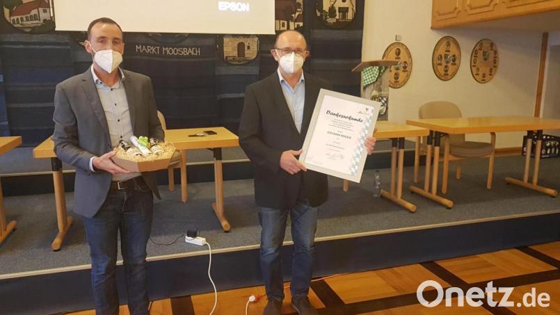 Bürgermeister Armin Bulenda verabschiedet Marktrat Johann Maier (rechts). Bild: gi