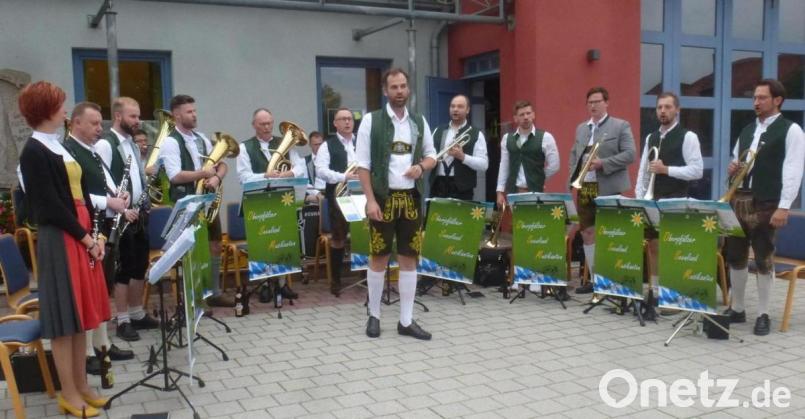 Die Serenade der Kapelle "Oberpfälzer Seenland" erntete verdienten Applaus. Die Zuhörer freuten sich, nach der langen, gezwungenermaßen veranstaltungsfreien Zeit, wieder ein Konzert genießen zu können. Bild: mad
