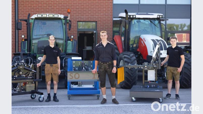 Die drei Kursbesten des Meisterkurses der Landmaschinenmechaniker (von links): Michael Felber aus Rudelzhausen, Landkreis Freising, Stefan Oberschwendtner aus Kastl, Landkreis Amberg-Sulzbach, und Christoph Lang aus Neumarkt. Bild: skyphoto Landshut/exb