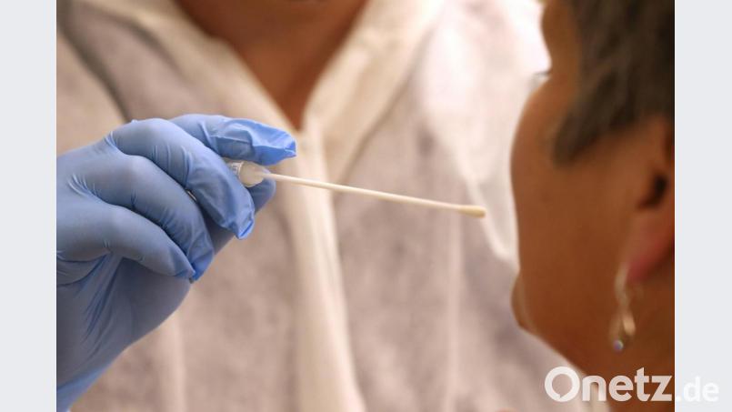 Ein Arzt nimmt in einer Hausarztpraxis einen Abstrich für einen Coronatest. Symbolbild: Karl-Josef Hildenbrand