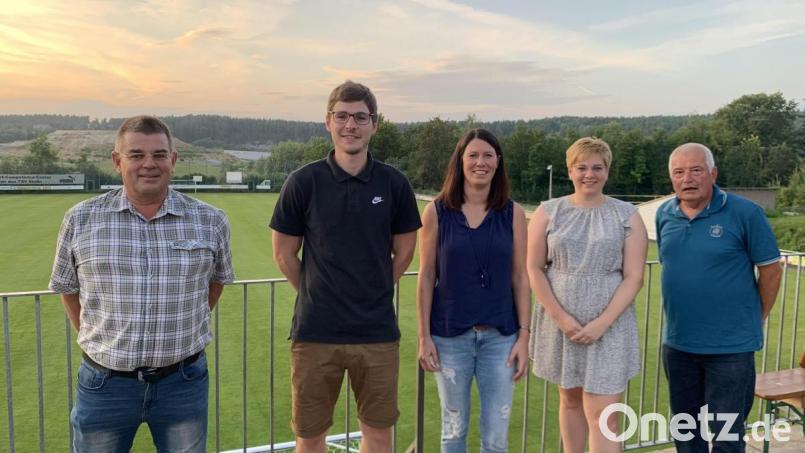 Sie bilden die Spitze der Abteilung Tennis: (von links) Abteilungsleiter Dieter Zühlke, zweiter Abteilungsleiter Thomas Pröls, dritte Abteilungsleiterin Sandra Wagner, Kassier Franziska Nachtmann und Sportwart Peter Prokisch. Bild: Gerhard Seufert/exb