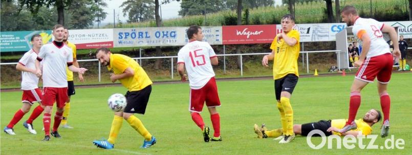 Kapitän Benjamin Lauton (rechts) stellte für die SpVgg Wiesau die Weichen auf Sieg. Sein wuchtiger Kopfball kurz vor der Pause brachte das 1:0 gegen den VFC Kirchenlamitz. Bild: heh