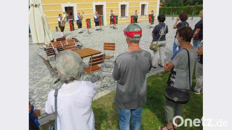 Mit viel Musik unterhalten die Gruppen der Jugendblaskapelle Parkstein die Zuhörer an den beiden Musiktouren am Samstag. Hier der Auftakt am Rathaus Bild: adj