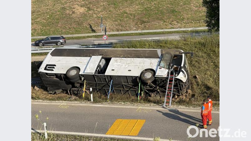 Ein umgekippter Reisebus liegt an der Straße. Bei dem Busunfall im niederbayerischen Landkreis Kelheim sind vier Menschen schwer verletzt worden. Der Reisebus sei ohne Beteiligung anderer Fahrzeuge umgekippt, erläuterte ein Sprecher der Polizei. Bild: vifogra/dpa