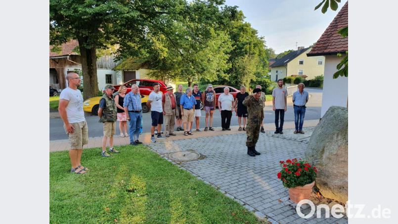 Die Vilsecker Reservisten gedachte am Gedenkstein in Ebersbach der in den Weltkriegen Gefallenen und Vermissten aus dem Ort. Bild: er
