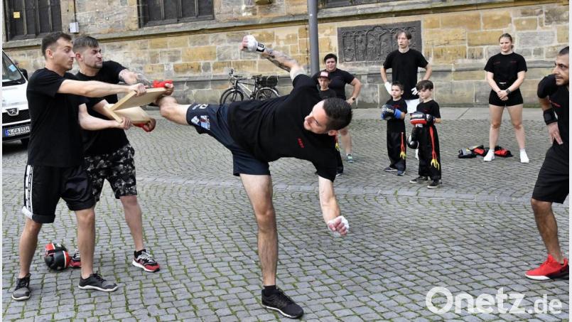 Kickboxen auf ungewöhnlichem Terrain, mitten auf dem Amberger Marktplatz. Aber genau darum geht es bei &quot;Amberg überrascht&quot;. Bild: Petra Hartl