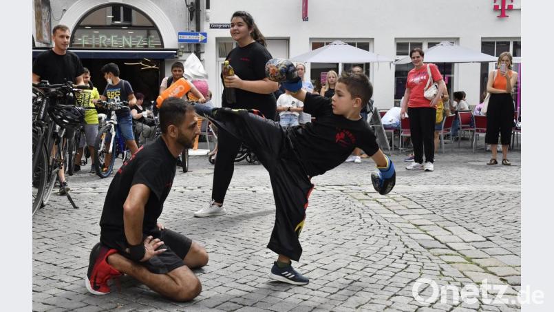 Auch der Kickbox-Nachwuchs hat&#039;s schon drauf – und schlägt mit einem gezielten Kick einem Sportfreund eine Flasche vom Kopf. Bild: Petra Hartl