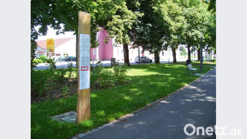 In der Bahnhofstraße pulsiert der Verkehr, im Professor-Dietl-Park laden außer Bäumen, Blumen und Bänken auch die zu den Sommerferien mit neuen Texten bestückten &quot;Poesiebretter&quot; zum Verweilen und Nachdenken ein. Bild: bjp