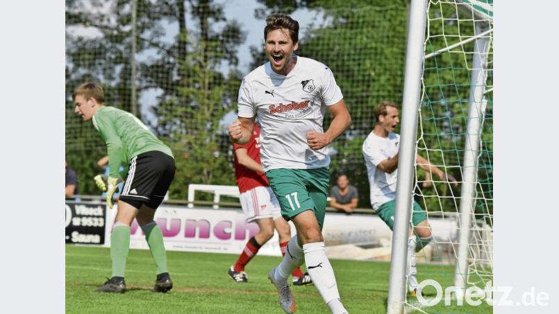 Stefan Meisel bejubelt das 1:0 für den 1. FC Schlicht gegen die SpVgg Pfreimd. Bild: Ziegler