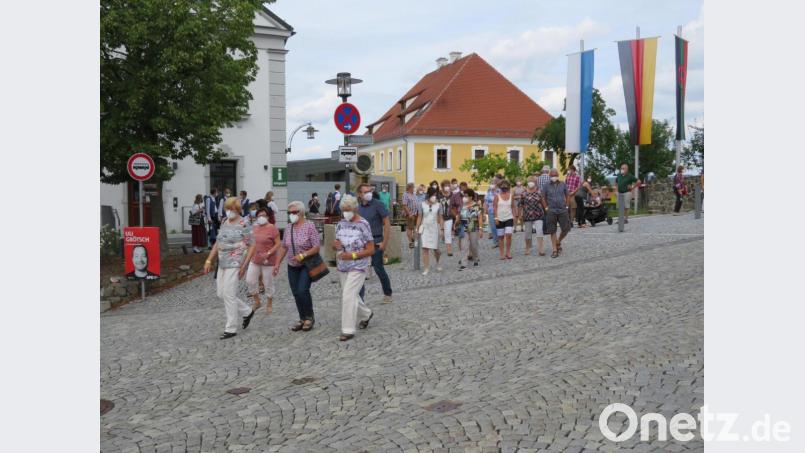 Mit viel Musik unterhalten die Gruppen der Jugendblaskapelle Parkstein die Zuhörer an den beiden Musiktouren am Samstag. Auf dem Weg zur nächsten Station. Bild: adj
