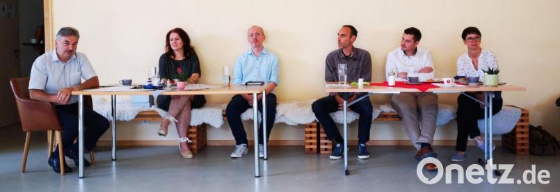 Direktkandidaten verschiedener Parteien für die Bundestagswahl diskutierten am Wochenende unter der Leitung von Alfred Damm (links). Bild: Thomas Dobler