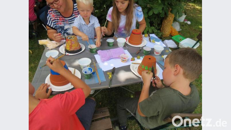 Voller Eifer bastelten die Kinder Insektenglocken, die sie im elterlichen Garten aufhängen können. Bild: Schlehuber/exb