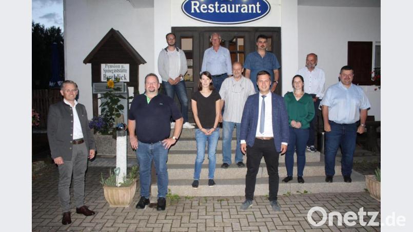 Viel Lob gab es von Landtagsabgeordnetem Tobias Reiß (links) für die CSU Ebnath. Zum Führungsteam des Ortsverbands gehören (von links) Helmut Schenkl, Maximilian Rubenbauer, Anna Ritter, Gerhard Pelzer, Rainer Filberth, Thomas Seitz, Vorsitzender und Bürgermeister Wolfgang Söllner, Petra Filberth, Rudi Rubenbauer und stellvertretender Vorsitzender Michael Sticht. Bild: soj