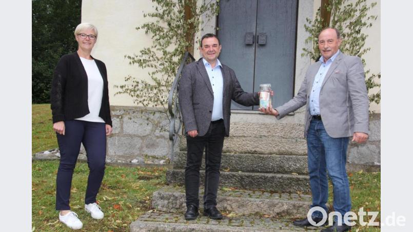 1000 Euro übergaben Engelbert Träger (rechts) und Carolin Mayer vom Pfarrgemeinderat Hohenthan an Stadtpfarrer Konrad Amschl, der die Spende an die Aktion &quot;Deutschland hilft&quot; weiterleiten wird. Bild: kro