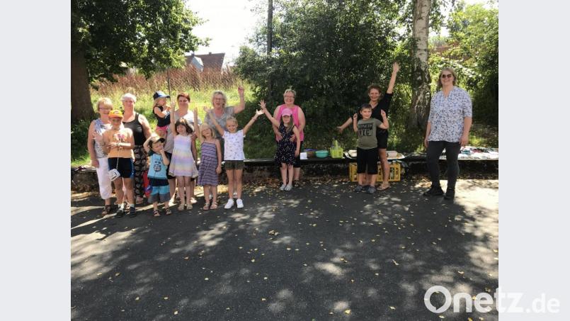 Organisiert hatten den Flohmarkt in Pechbrunn Ute Döhler und Monika Schneider (rechts). Bild: Ute Döhler/exb