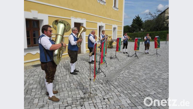 Mit viel Musik unterhalten die Gruppen der Jugendblaskapelle Parkstein die Zuhörer an den beiden Musiktouren am Samstag. Bild: adj