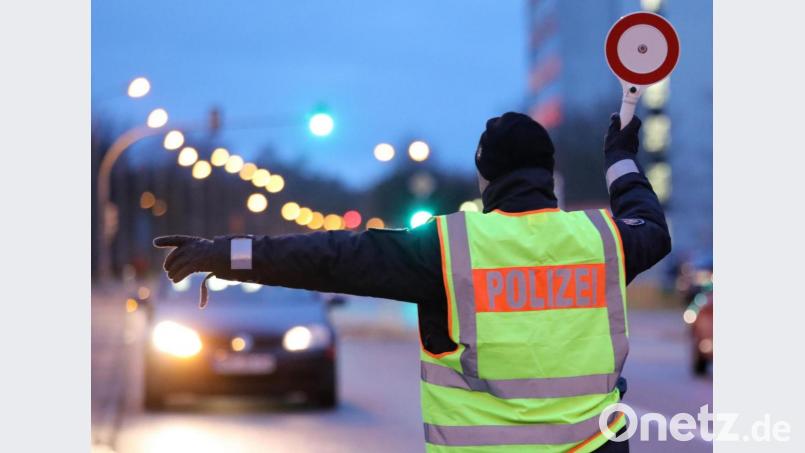 Die Polizei hat am Wochenende drei junge Fahrer in Amberg aus dem Verkehr gezogen. Symbolbild: Bernd Wüstneck/dpa