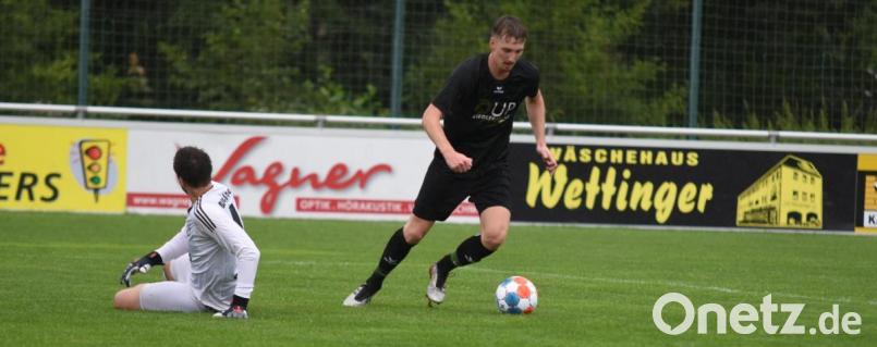 In bester Torjägermanier tanzt Nico Stark in dieser Szene den Bayreuther Torhüter Tobias Obwandner aus und vollstreckt zum zwischenzeitlichen 2:1 für den FC Tirschenreuth. Am Ende zogen die Kreisstädter aber mit 2:4 den Kürzeren. Bild: gb