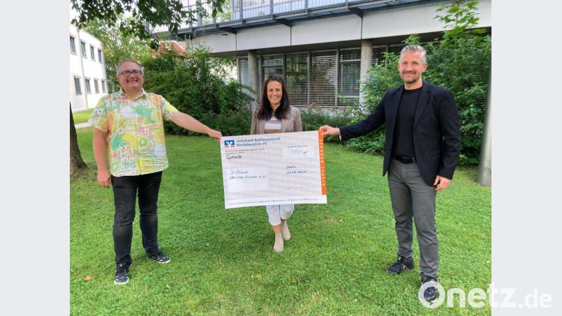 Betriebsrat Gunar Prauschke (links) und Personalleiter Martin Neuhaus übergeben die Spende an Beatrix Kempf. Bild: Kliniken Nordoberpfalz, Michael Reindl/exb