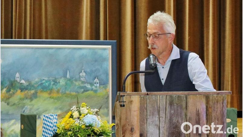 CSU-Marktrat Gerhard Peter hielt die Laudatio auf den früheren Bürgermeister Manfred Rodde, der ebenfalls der CSU angehört. Bild: Pleier/exb