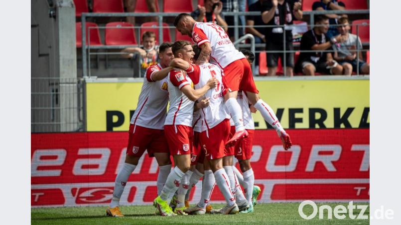 Der Jubel der Jahn-Elf kannte nach dem Erfolg gegen den FC Schalke keine Grenzen. Bild: Matthias Balk/dpa