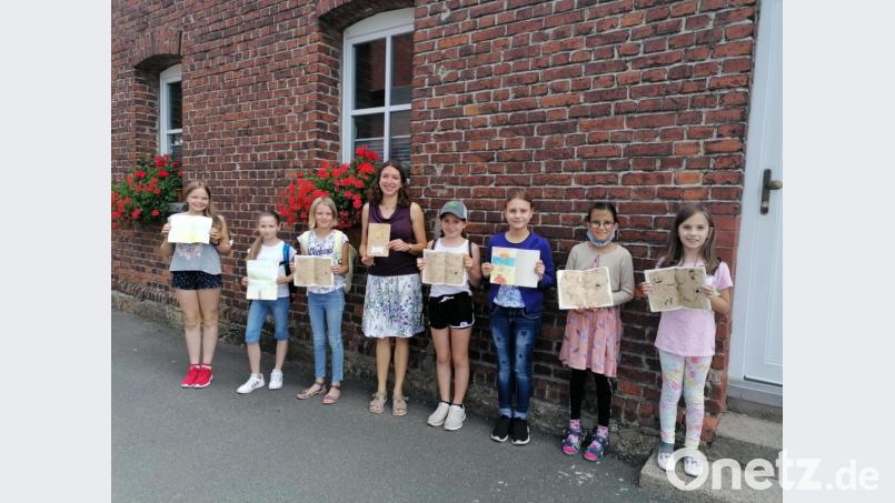 Christine Henrich (Vierte von links) und die begeisterten Mädchen bei der Präsentation ihrer Schatzkarten. Bild: Stadt Tirschenreuth/exb
