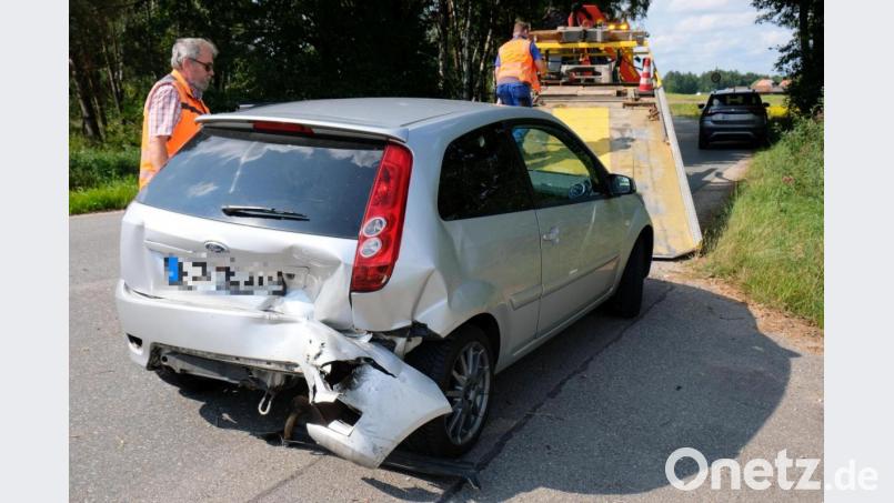 Auffahrunfall bei Schwarzenbach: Bereit zum Abtransport. Bild: do