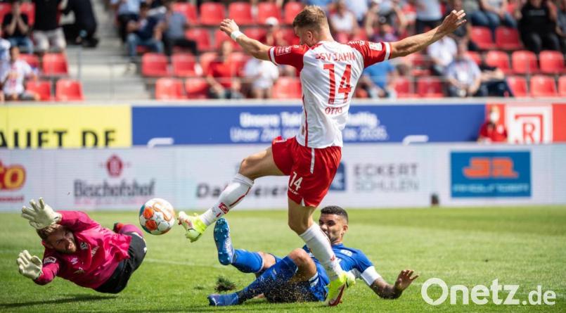Das hätte das 2:0 für den SSV Jahn sein müssen: David Otto (weißes Trikot) scheitert an Schalke-Keeper Ralf Fährmann (links) und Verteidiger Victor Palsson. Bild: Matthias Balk/dpa