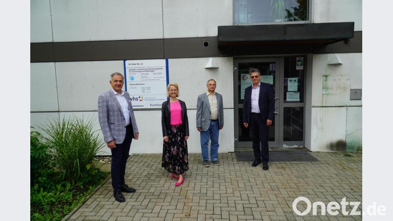 Dr. Stefan Geyer (Dritter von links) und Dr. Susanne Seidl-Pillmeier sind die neue Führungsspitze des Gesundheitsamts. Dazu gratulierten Landrat Roland Grillmeier (links) und Walter Brucker, Leiter der Personalverwaltung. Bild: Stefan Malzer/Landratsamt Tirschenreuth/exb