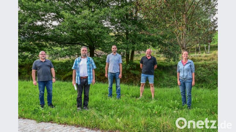 Der neue Vorstand des Vereins „Kulturlandschaft südlicher Steinwald“. Im Bild (von links) Hauptkassier Johann Amschl, Schriftführer Robert Mertl, Vorsitzender Josef Schmidt, Zweiter Vorsitzender Matthias Schlicht und Kassenprüferin Betina Goldbach. Bild: bsc