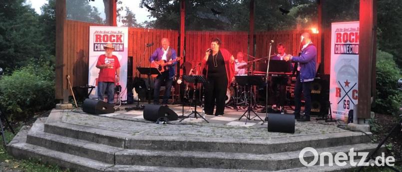 Die Band &quot;Rock Connection&quot; begeistert beim Serenadenabend in der Neustädter Freizeitanlage. Bild: krb