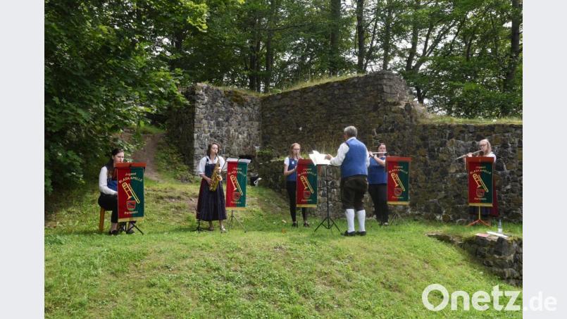 Mit viel Musik unterhalten die Gruppen der Jugendblaskapelle Parkstein die Zuhörer an den beiden Musiktouren am Samstag. Gute Klänge im Burghof. Bild: adj