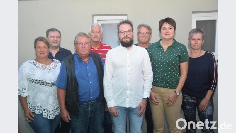 Die Kassengeschäfte führt neu Sandra Mittelmeier, Philipp Ertl ist neuer zweiter Vorsitzender und Erwin Scholz (vorne von rechts) bleibt weiter OWV-Chef. Bild: fz