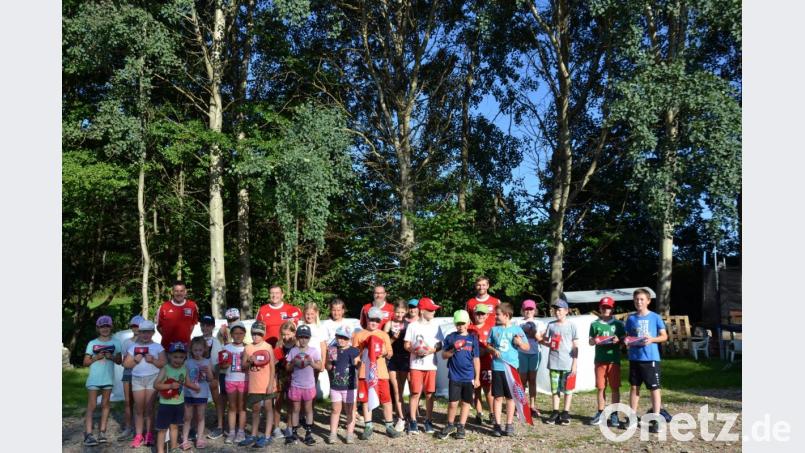 Stolz zeigten die Kinder ihre Fan-Artikel, die sie bei Gratisverlosung gewonnen hatten. Bild: gi