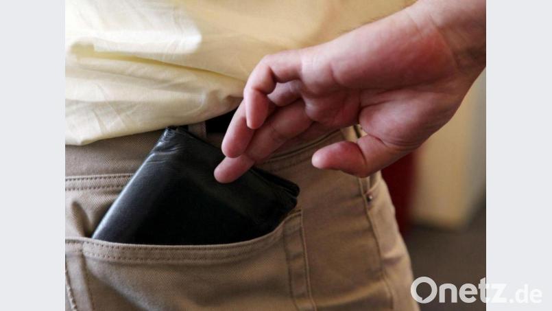 Die Geldbörse raubten drei unbekannte Männer einem betrunkenen Regensburger am Schwandorfer Bahnhof. Symbolbild: Gerhard Götz