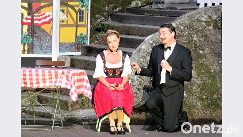 &quot;Es muss was Wunderbares sein&quot;: Kellner Leopold (Andreas Petzoldt) muss lange warten, bis ihn Josepha (Antje Kahn) erhört. Bild: stg