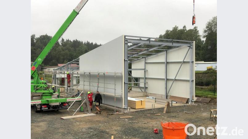 Anfallender Klärschlamm wird in der Halle gepresst und getrocknet. Dies mit selbst erzeugter Energie per Photovoltaik. Bild: fz