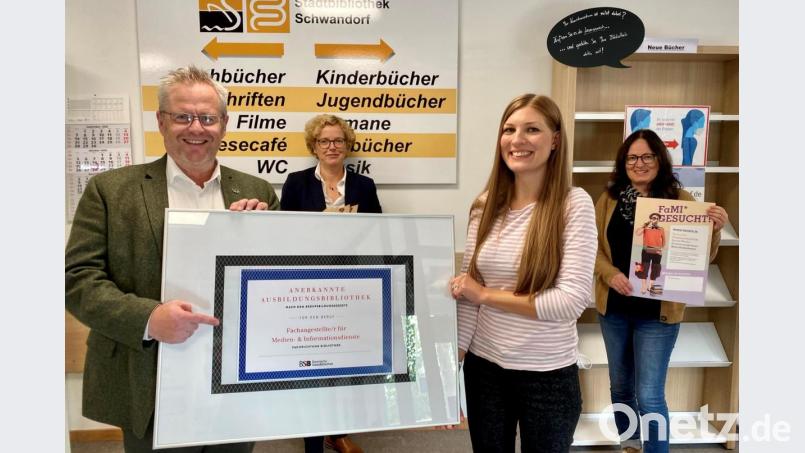 OB Andreas Feller (vorne links) und Leonie Flachsmann, Bibliotheksleitung (vorne rechts) präsentierten im Oktober 2020 stolz die Urkunde, die die Anerkennung der Stadtbibliothek als Ausbildungsbibliothek für Fachangestellte für Medien- und Informationsdienste bestätigte. Nun verlässt Flachsmann Schwandorf. Bild: Maria Schuierer/Stadt Schwandorf/exb