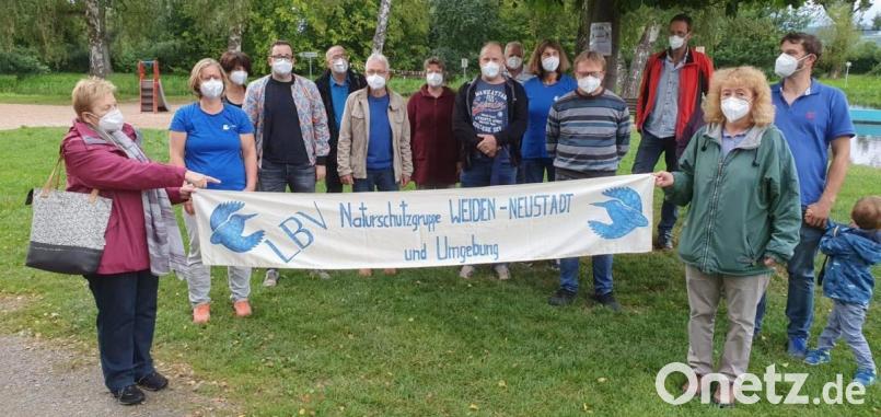 Die LBV-Naturschutzgruppe heben aus der Taufe (von links): Simone Schaller, Verena Bauer, Sibylle Kick, David Steeger, Hans Heinrich, Volker Spies, Astrid Bauer, Ingolf Miny, Michael Schwabl, Nicole Merbald, Gerhard Reichl, Wolfgang Winter, Gabi Lingl sowie Philipp Glaab mit Sohn. Bild: Josef Schieder/exb