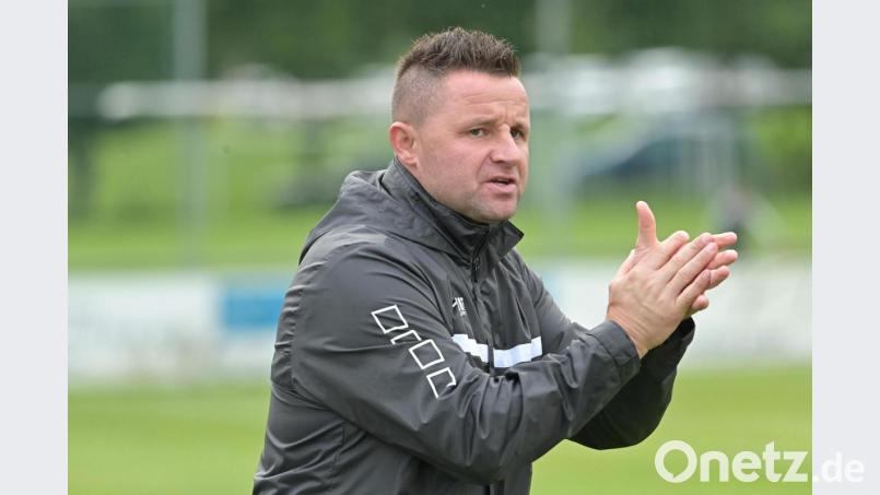 Das Anfeuern von der Bank aus half nichts: Trainer Franz Koller verlor mit der DJK Gebenbach das nächste Spiel. Archivbild: ref