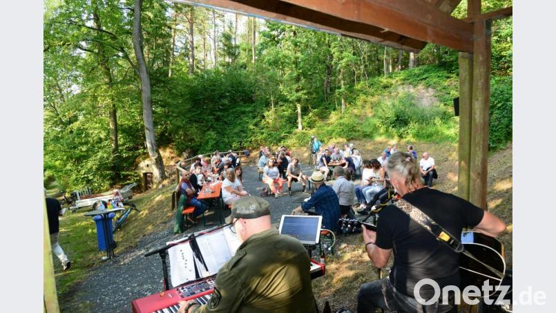 „Harry und Mäx“ rocken vor den Bierkellern auf dem Koppelberg. Bild: bey