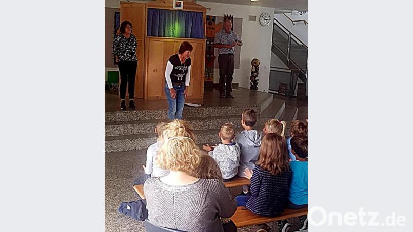 Dorle Praller (Mitte) hat das Stück geschrieben, das die Kinder im Ferienprogramm sehen. Bild: zer