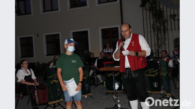 Leopold Rom (links) vom Nachwuchsorchester schafft das Leistungsabzeichen D1 am Waldhorn. Dominik Strähl gratuliert ihm dazu. Bild: ads